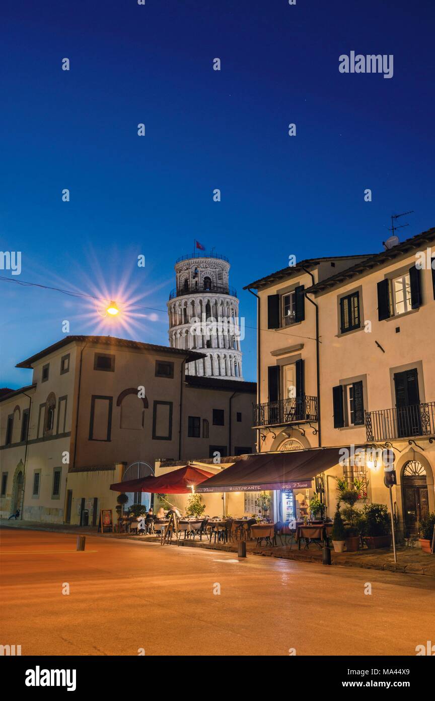 La Torre Pendente di Pisa di notte, Toscana, Italia Foto Stock