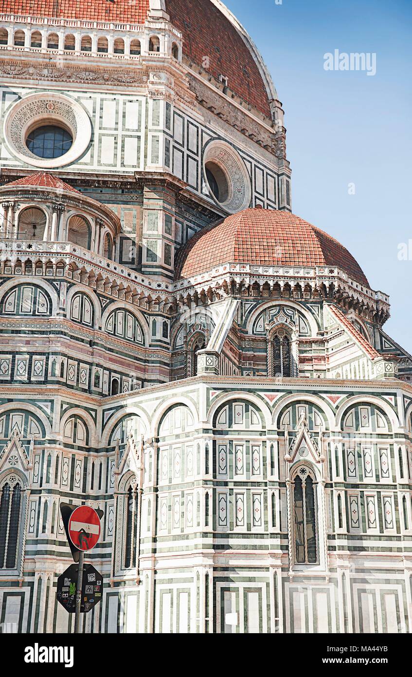 Un segno di traffico con un disegno di Clet davanti alla cattedrale di Firenze, Italia Foto Stock