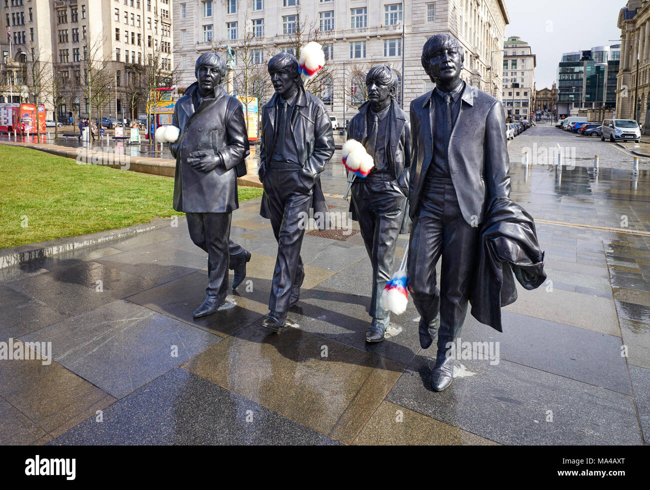 Le statue dei Beatles presso il molo testa in Liverpool con aggiunta di solletico bastoni in memoria di Ken Dodd i funerali il 28 marzo 2018 Foto Stock