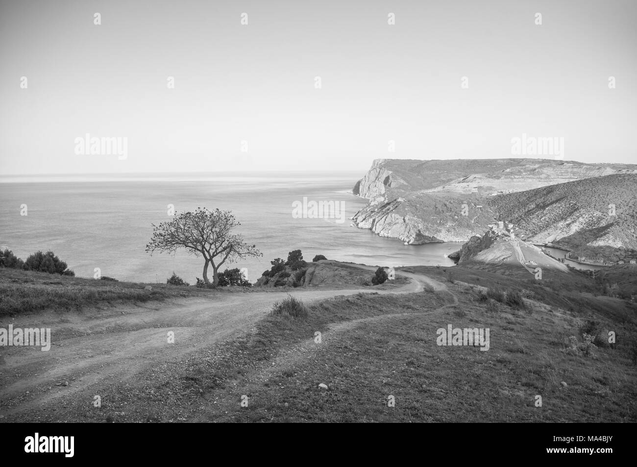 La vista del mare dalla montagna al mattino Foto Stock