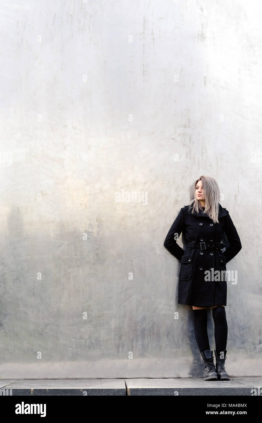 Giovane donna in piedi nel futuristico ambiente minimale Foto Stock