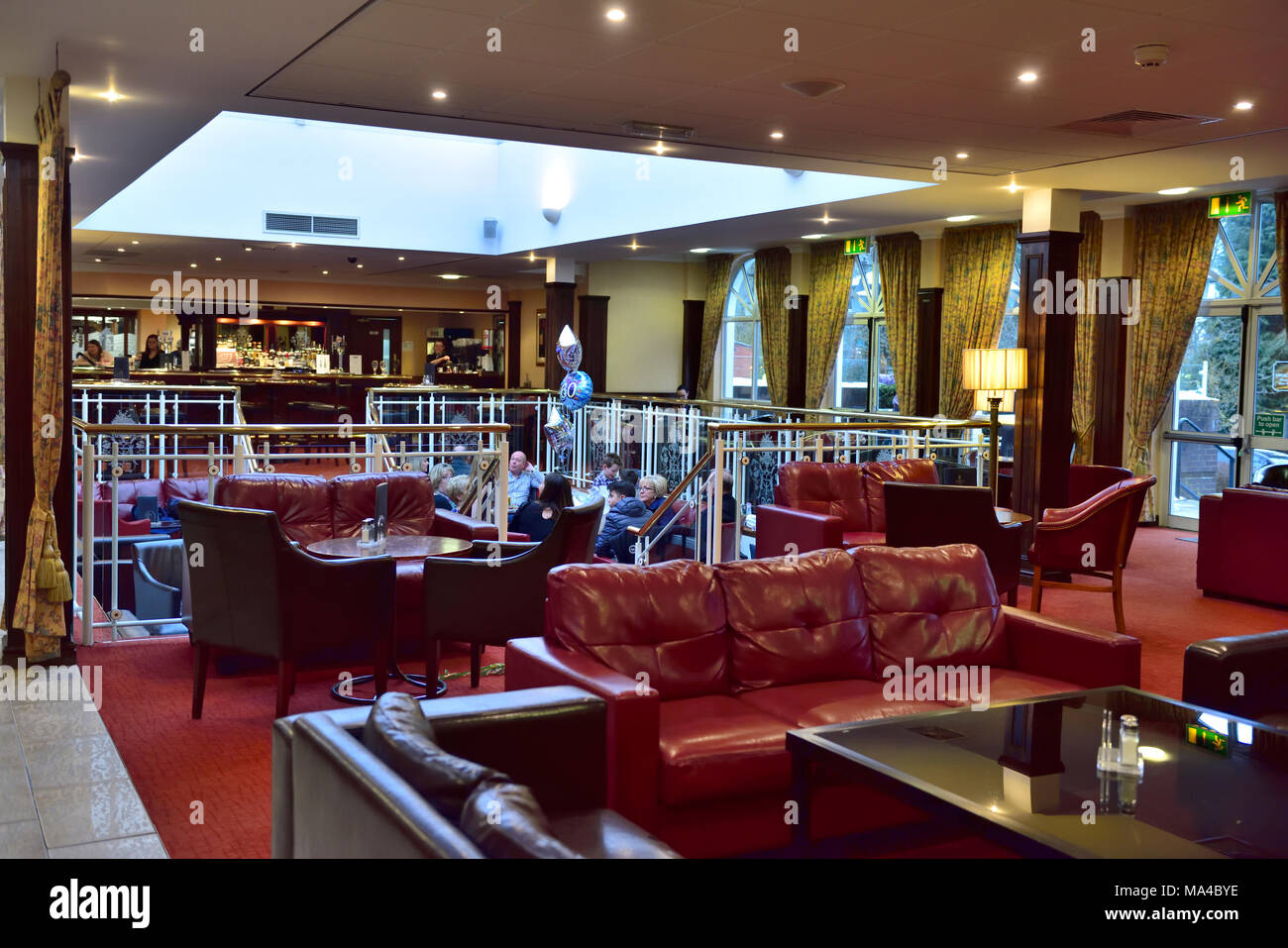 Area lounge e bar di British hotel, Arden Hotel & Leisure Club, Solihull, Birmingham, Regno Unito Foto Stock
