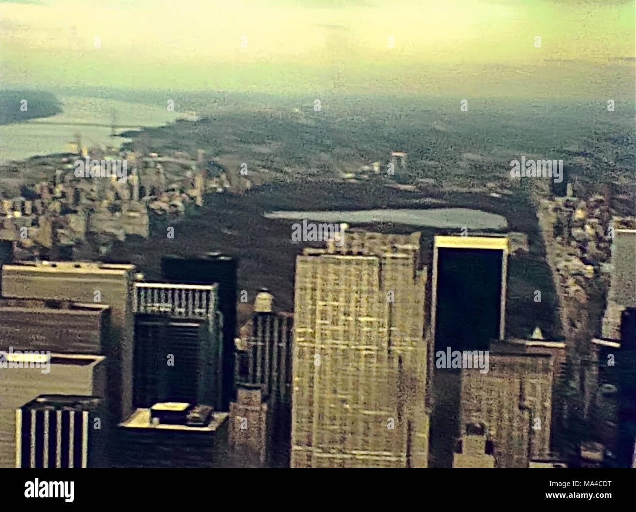 New York, Stati Uniti d'America - circa 1981: archival vista aerea dalla parte superiore dell'Empire State Building. Macy's Building, il Rockefeller Center, Central Park e il Ponte George Washington Bridge. Foto Stock