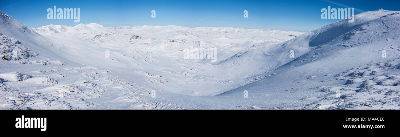 La parte superiore di Ben Vrackie e le colline circostanti vicino Pitlochry ricoperta di neve nel mezzo dell'inverno Foto Stock