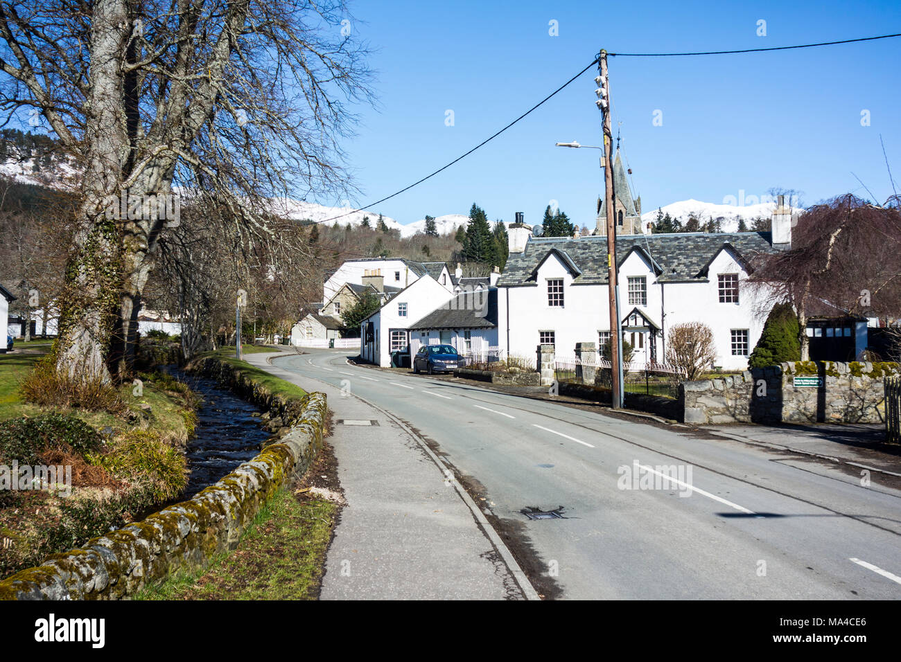 La città di Pitlochry nelle highlands Foto Stock