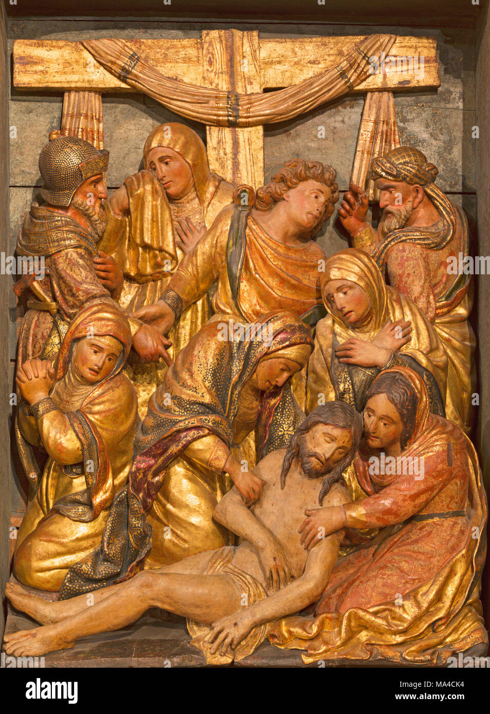 Saragozza, Spagna - 3 Marzo 2018: Il polychome rinascimentale scolpito rilievo della deposizione del corss nella chiesa Iglesia de San Miguel de los Navarros b Foto Stock