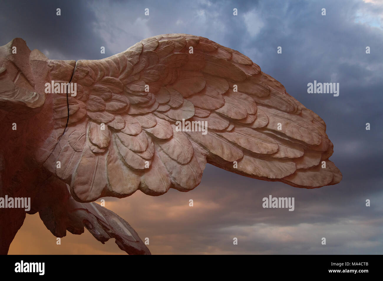 Le ali della libertà. La figura di angelo come un simbolo di amore, di bontà e di sofferenza Foto Stock