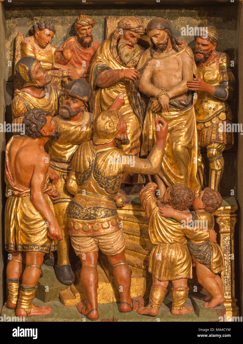 Saragozza, Spagna - 3 Marzo 2018: Il polychome scolpita in rilievo rinascimentale di Gesù sentenza di Pilato nella chiesa Iglesia de San Miguel de los Navarros Foto Stock