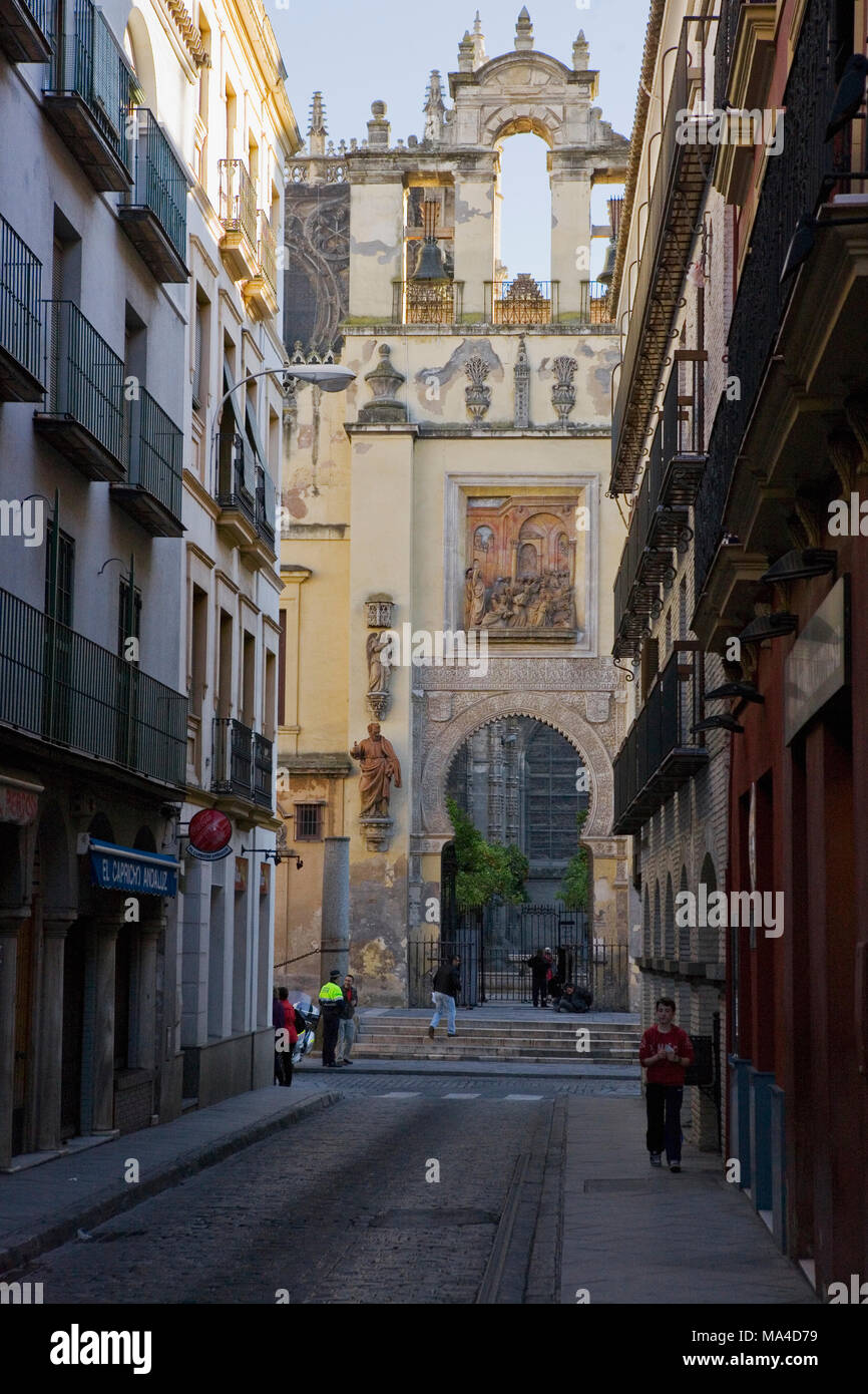 Calle Hernando Colón e la porta nord della Cattedrale, nota come la Puerta del Perdón, o Pardoners' Gate, Sevilla, Andalusia, Spagna Foto Stock