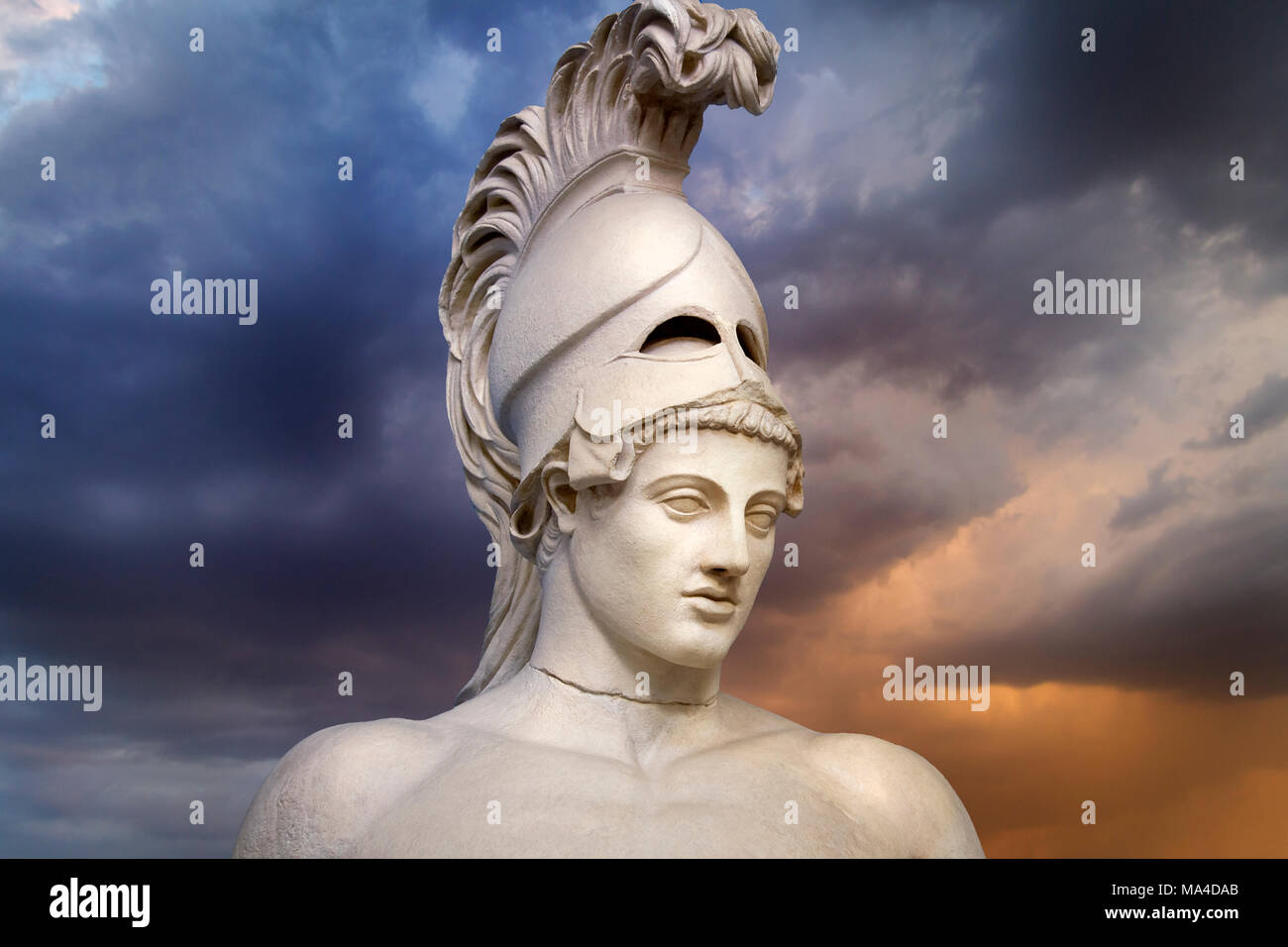 Statua di Atene antica più Pericle. Testa di casco in greco antico di scultura del guerriero. Foto Stock