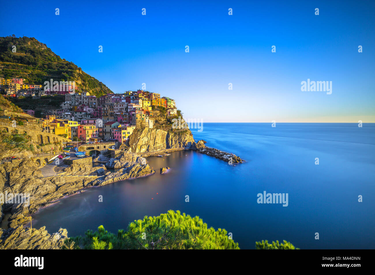 Manarola village sulla scogliera di rocce e mare, seascape in cinque terre, il Parco Nazionale delle Cinque Terre Liguria Italia Europa. Foto Stock