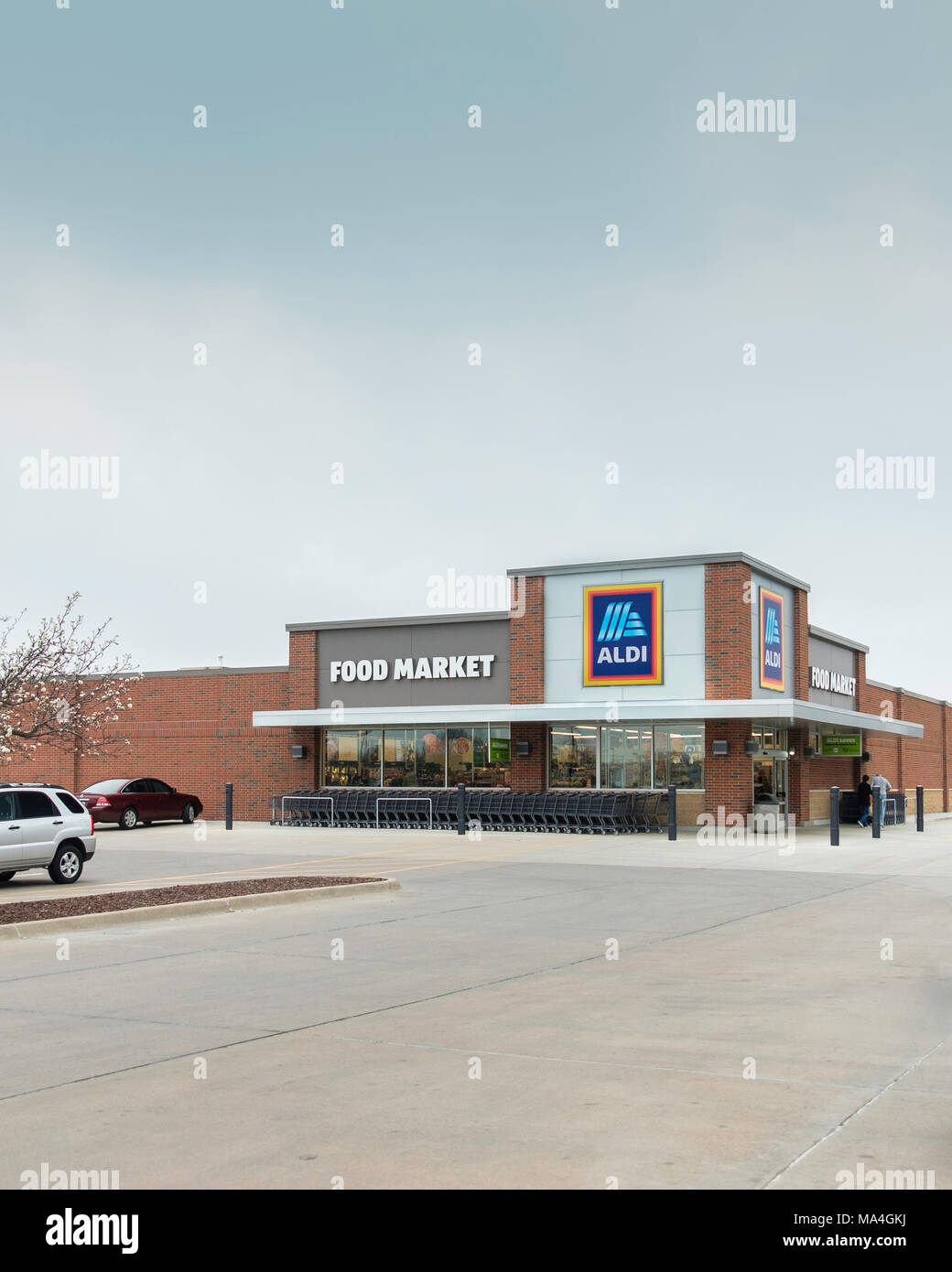 Esterno di un Aldi negozio di alimentari o supermarket, vendendo a prezzi scontati di Wichita, Kansas, Stati Uniti d'America. Foto Stock