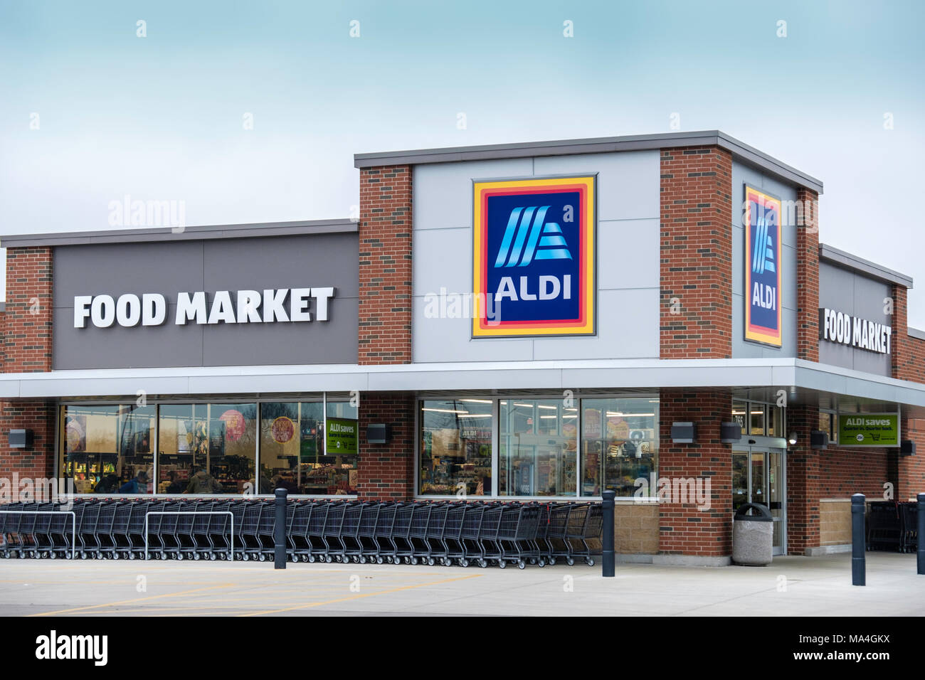 Esterno di un Aldi negozio di alimentari o supermarket, vendendo a prezzi scontati di Wichita, Kansas, Stati Uniti d'America. Foto Stock