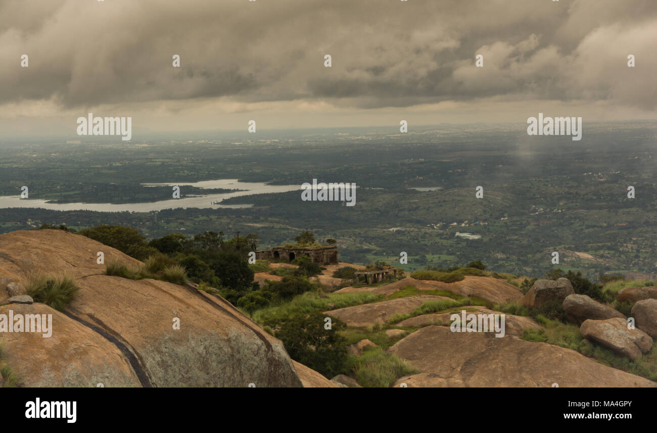 Vista aerea del savanadurga hill station vicino a Bangalore. Foto Stock