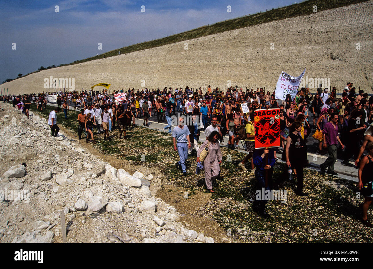 I manifestanti a piedi lungo un tratto della M3 Estensione, Twyford Down, Winchester, Hampshire, Inghilterra, Regno Unito. Foto Stock