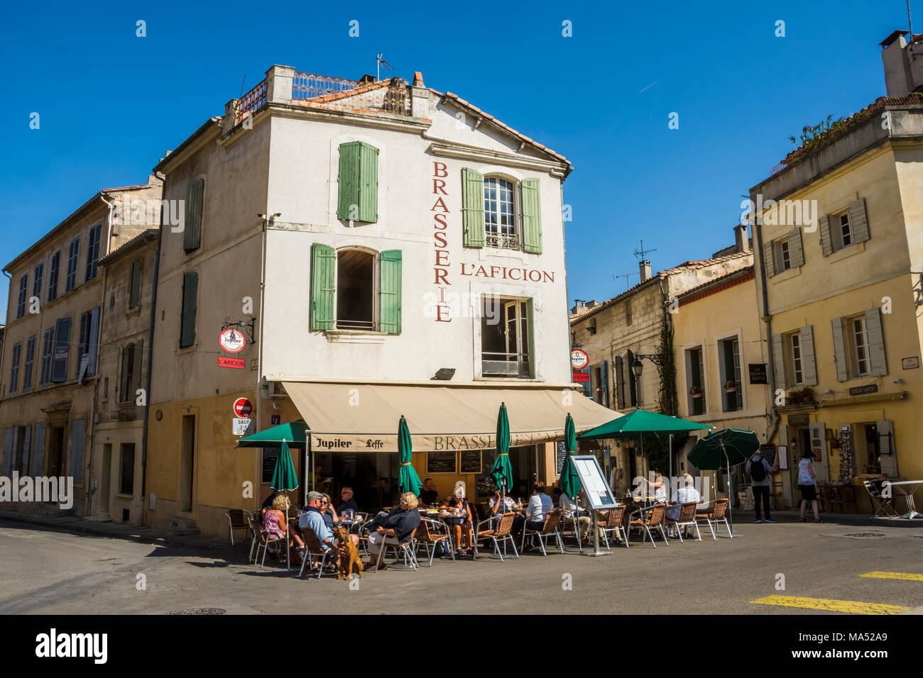 Outdoor cafe in Arles, Francia Foto Stock