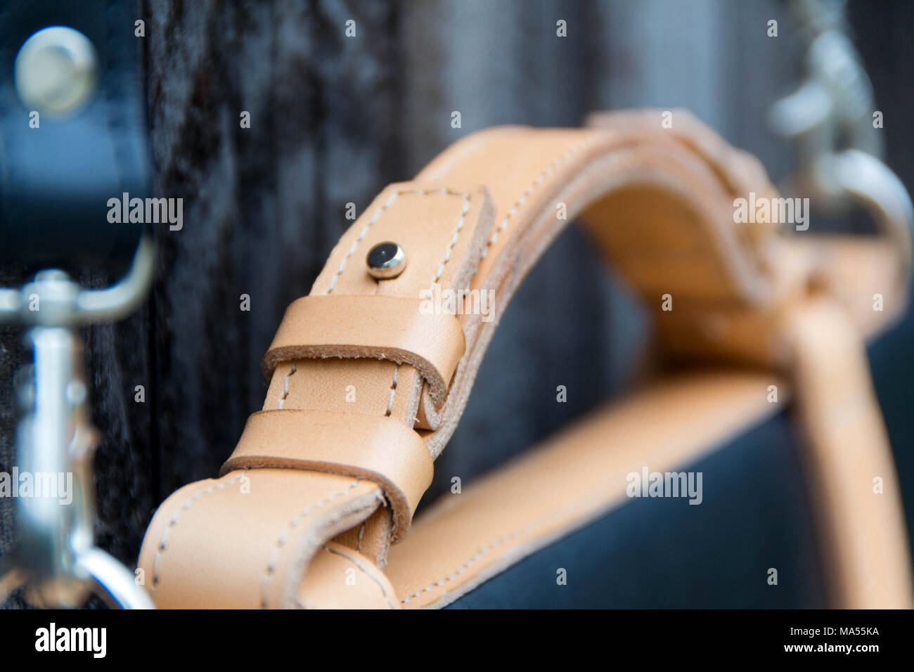 Maniglie per computer portatili. Close up. In pelle naturale Foto Stock