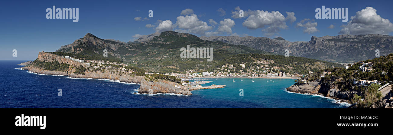 Port de Soller e le montagne Tramuntana sulla costa mediterranea di Maiorca visto dal di sopra Foto Stock