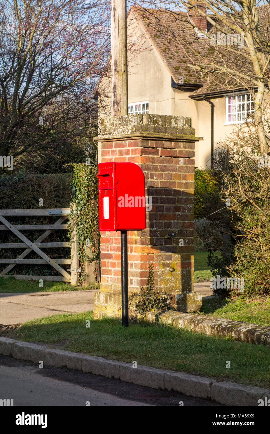 Villaggio Inglese red post box, Hexton, Hertfordshire, Regno Unito Foto Stock