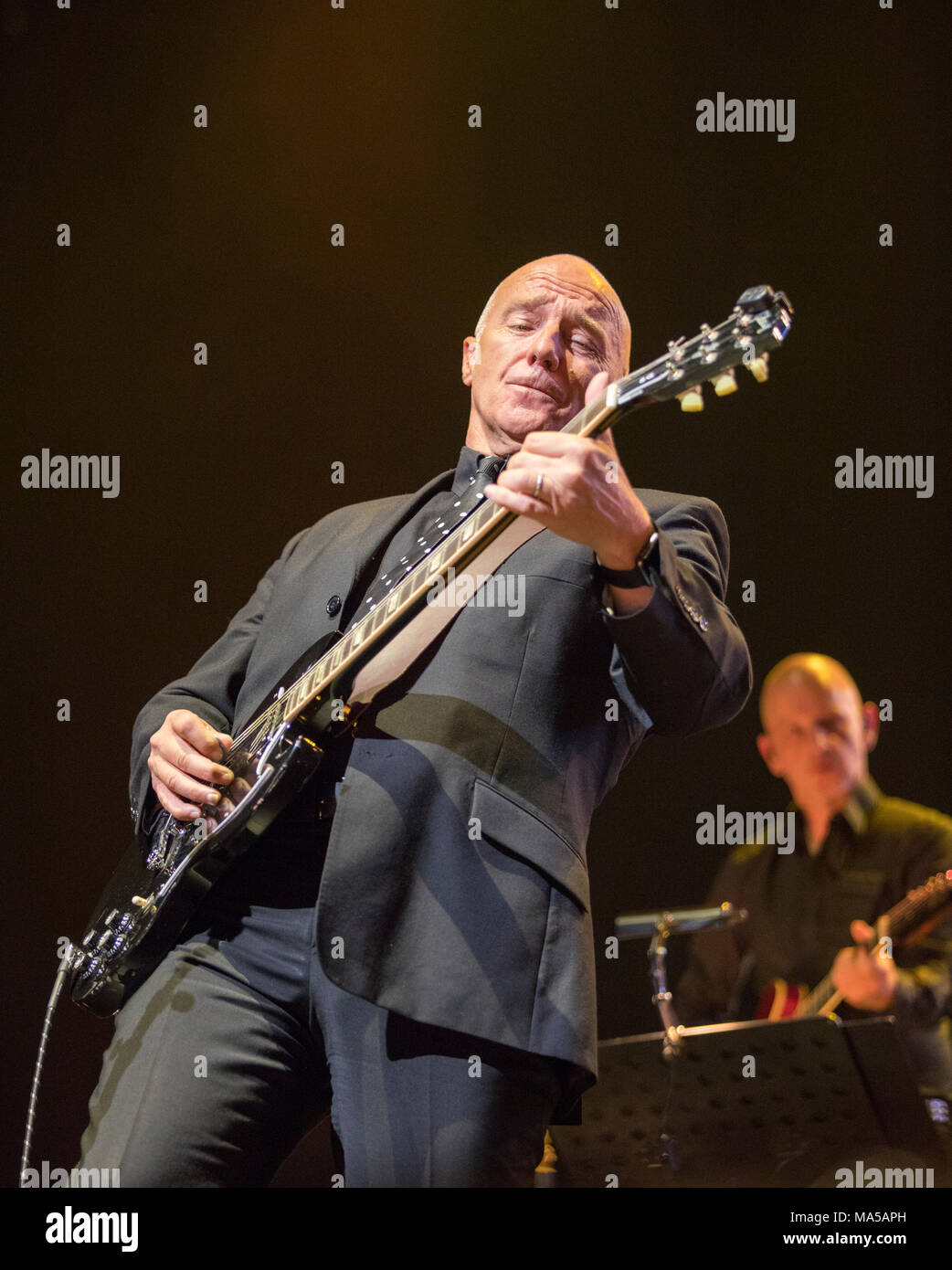Cannes, Francia - 07 Giugno 2017: Midge Ure (Ultravox), Anime Gemelle Mandoki Tour di concerti in onore del Palais des Festivals a Cannes MIDEM 2017 Foto Stock