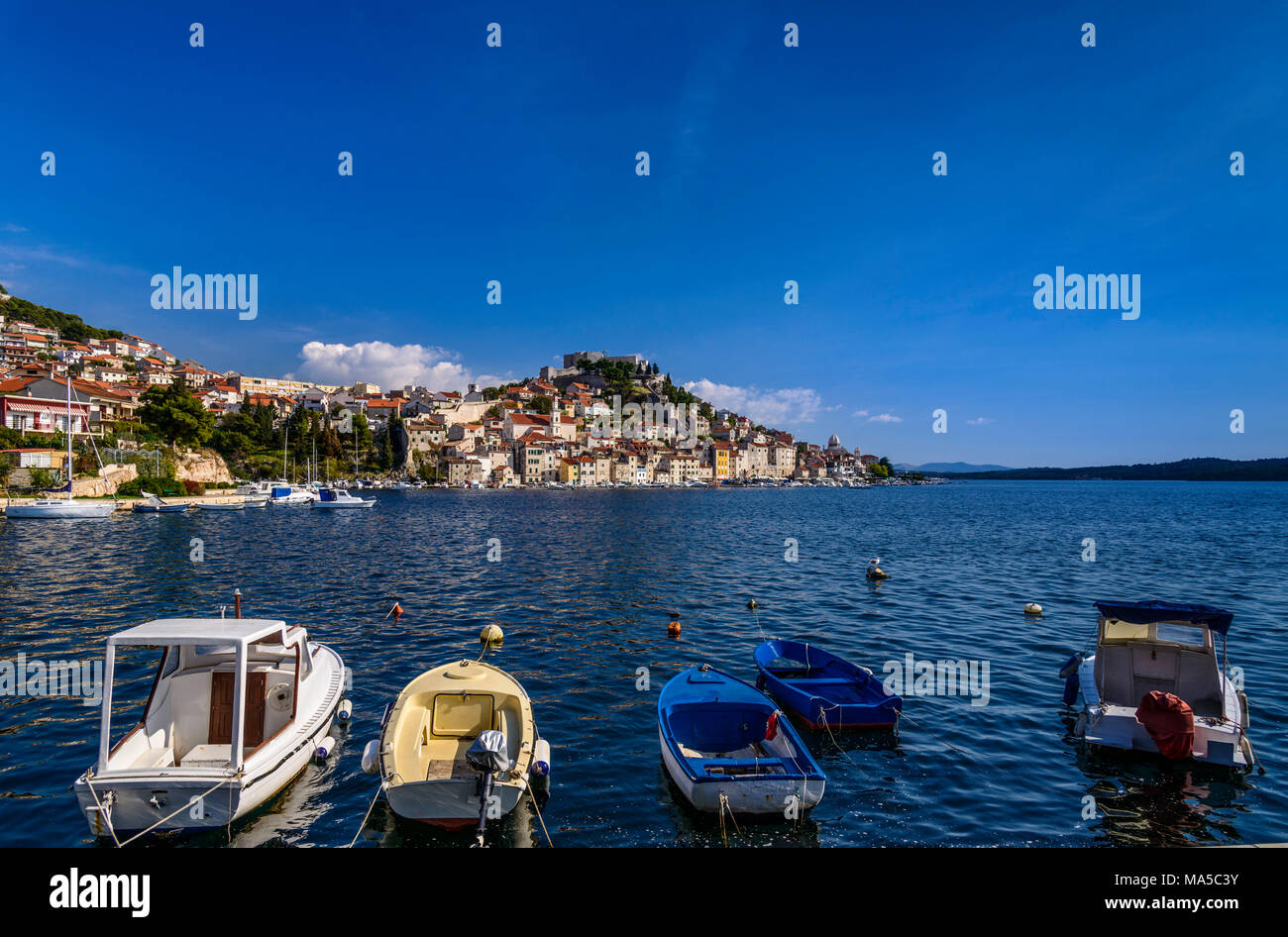 Croazia, Dalmazia, Sibenik, città vecchia, pescatori trimestre Dolac con Michele Sveti fortezza Foto Stock