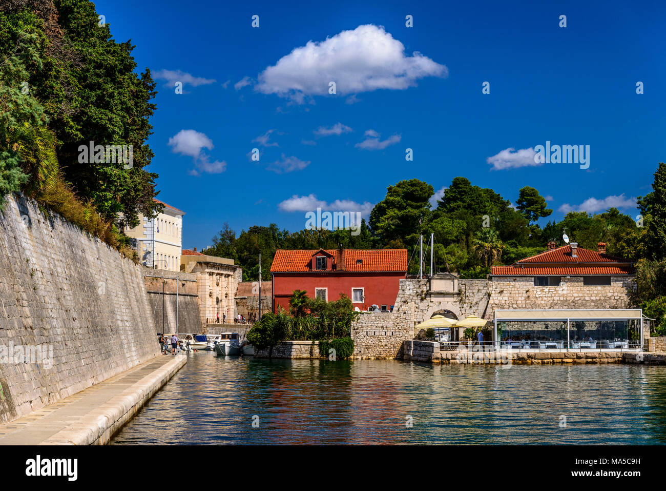 Croazia, Dalmazia, Zadar, porto di pescatori Fosa con mura, gate, ristorante Fosa con gate della dogana Foto Stock