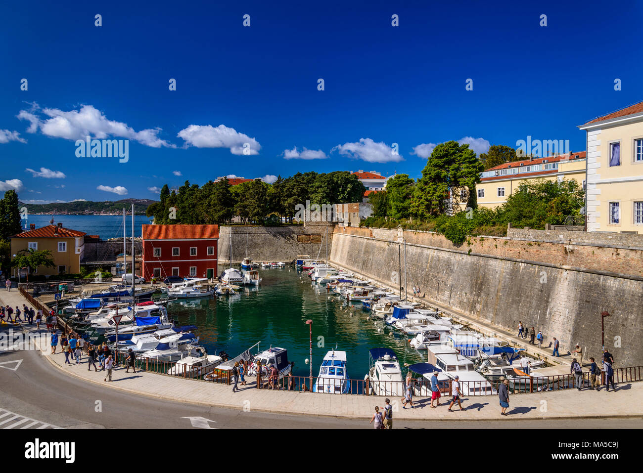 Croazia, Dalmazia, Zadar, porto di pescatori Fosa con ristorante Fosa e parete della città Foto Stock