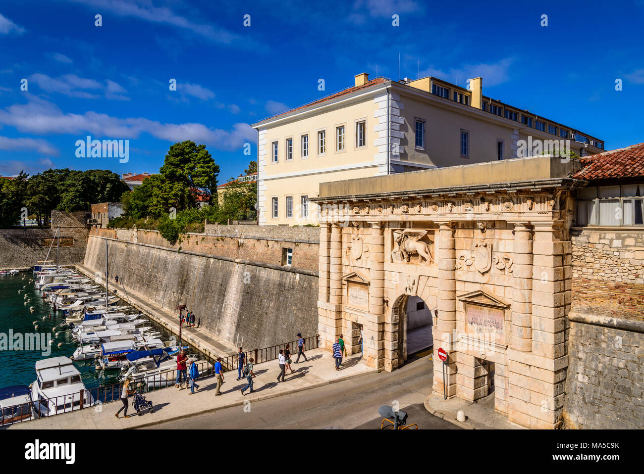 Croazia, Dalmazia, Zadar, porto di pescatori Fosa, mura e Kopnena vrata / Seaward Gate con Leone di San Marco Foto Stock