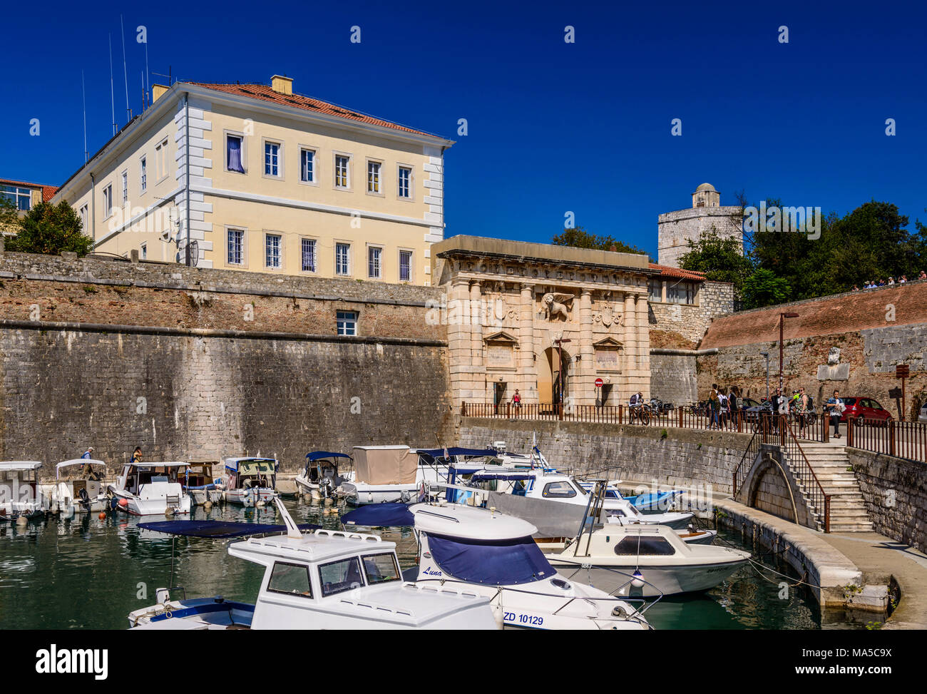 Croazia, Dalmazia, Zadar, porto di pescatori Fosa, mura e Kopnena vrata / Seaward Gate con Leone di San Marco Foto Stock