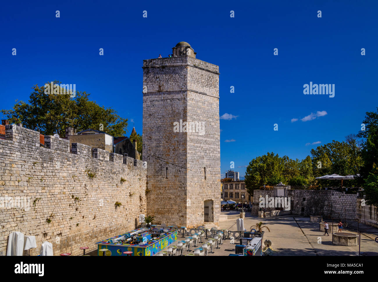 Croazia, Dalmazia, Zara, Trg Pet Bunara (quadrato) con torre del townmajor Foto Stock