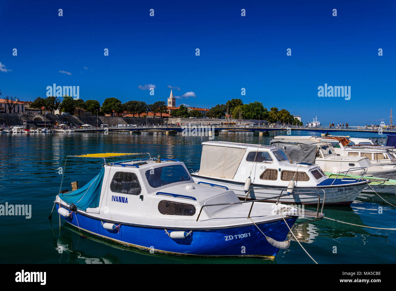 Croazia, Dalmazia, Zadar, porto con la città vecchia e la torre campanaria del Duomo Sveta Stosija Foto Stock