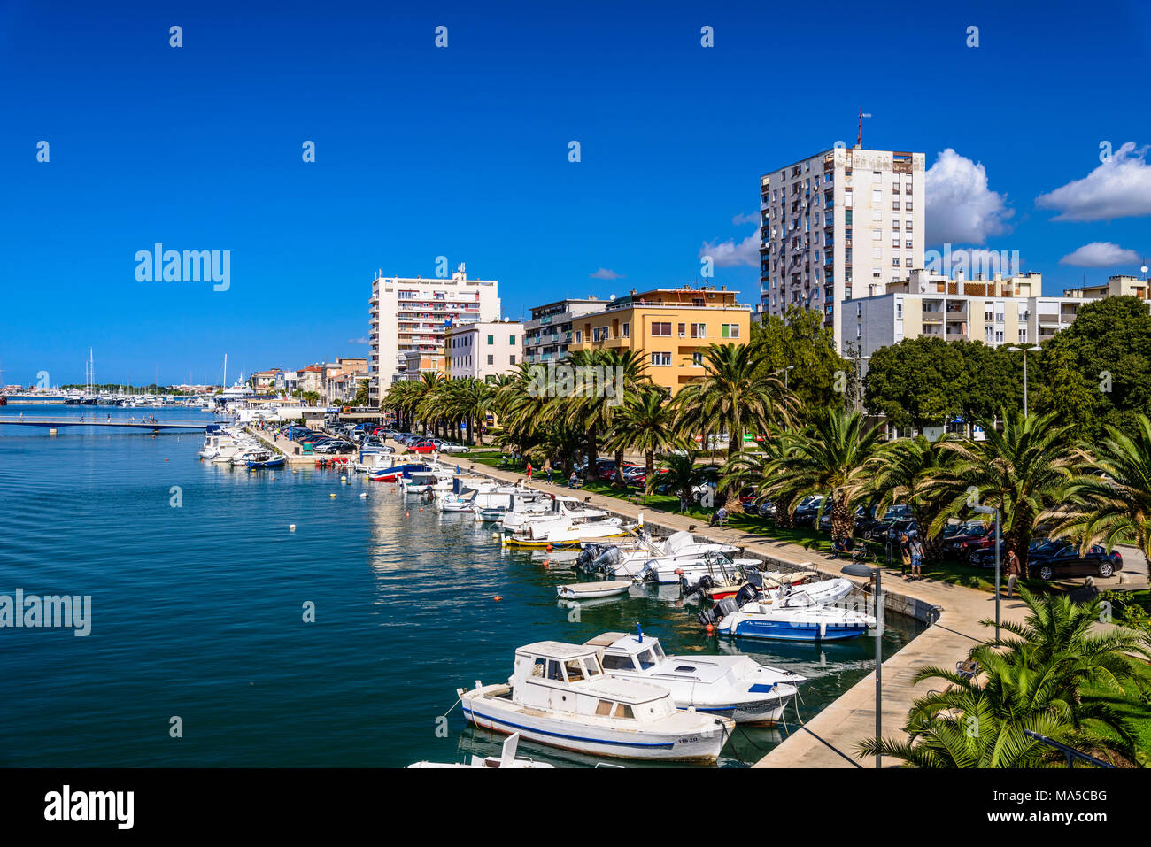 Croazia, Dalmazia, Zara, lungomare del porto con la città nuova Foto stock  - Alamy