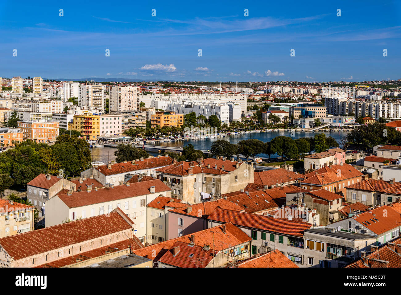 Croazia, Dalmazia, Zara, in vista della città vecchia, il porto e la città nuova dal campanile della cattedrale Sveta Stosija Foto Stock