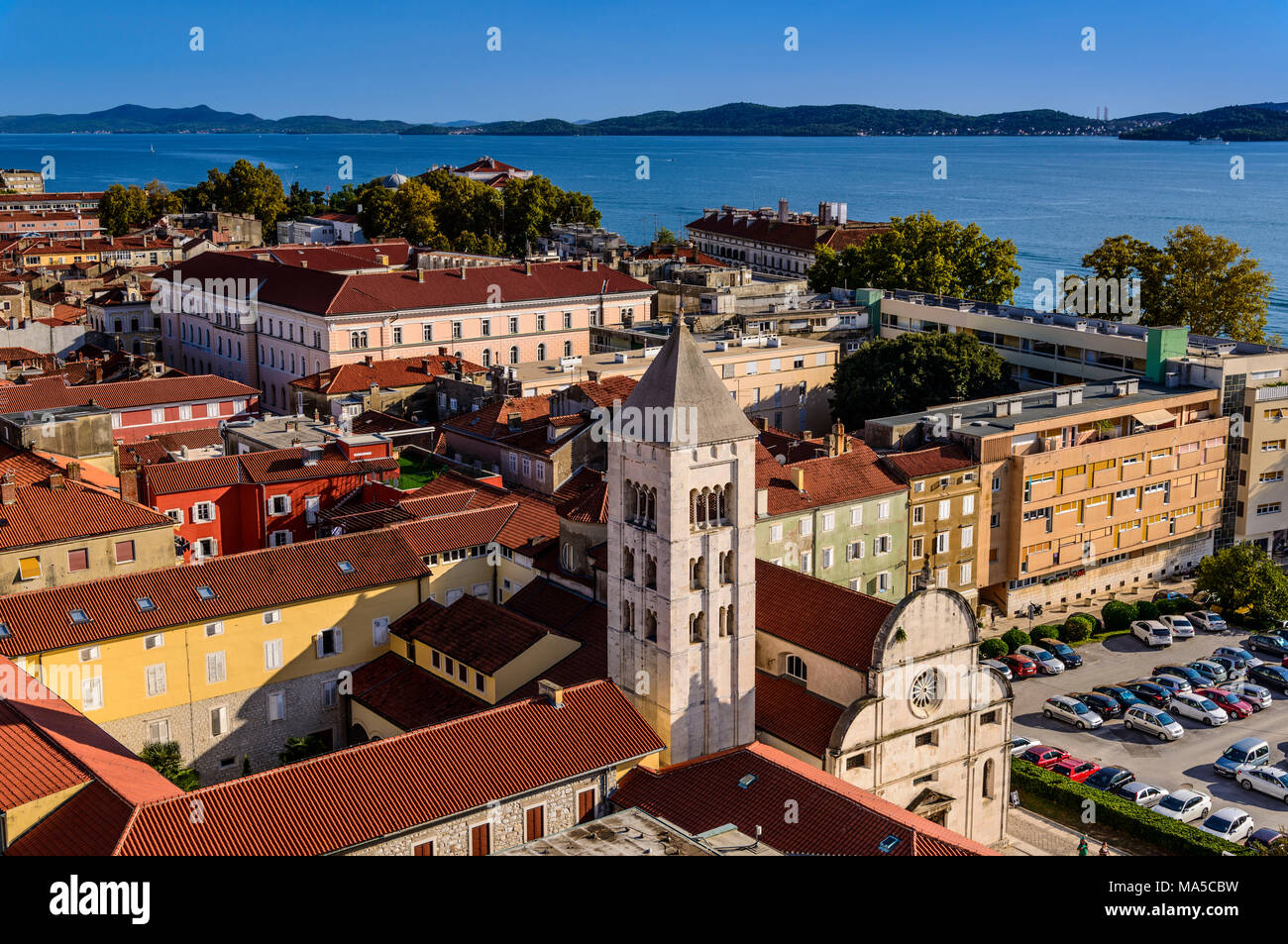 Croazia, Dalmazia, Zara, vista città vecchia con la chiesa Sveta Marije dal  campanile della cattedrale Sveta Stosija Foto stock - Alamy