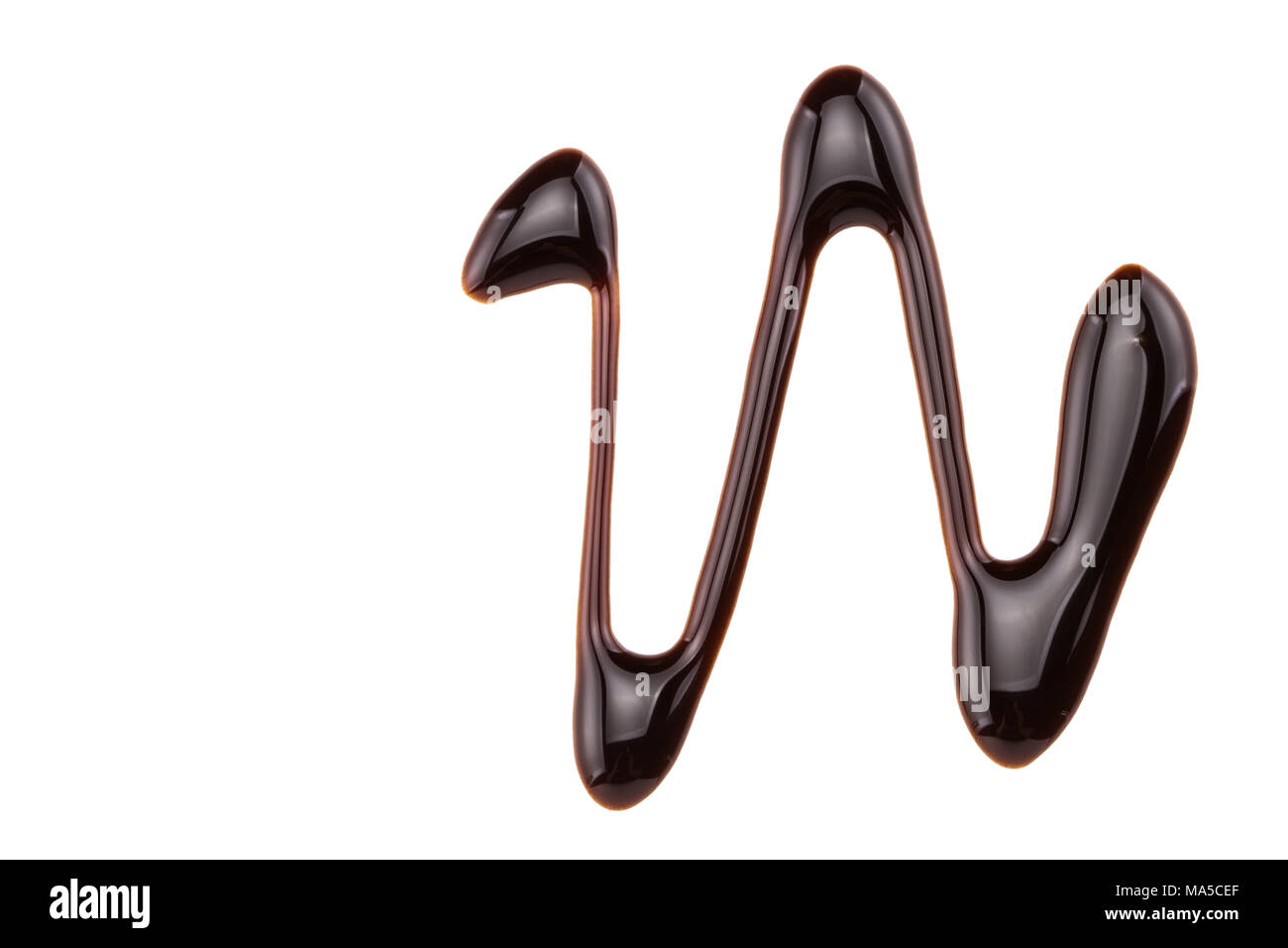 Dolce di sciroppo di cioccolato isolato su uno sfondo bianco. Foto Stock