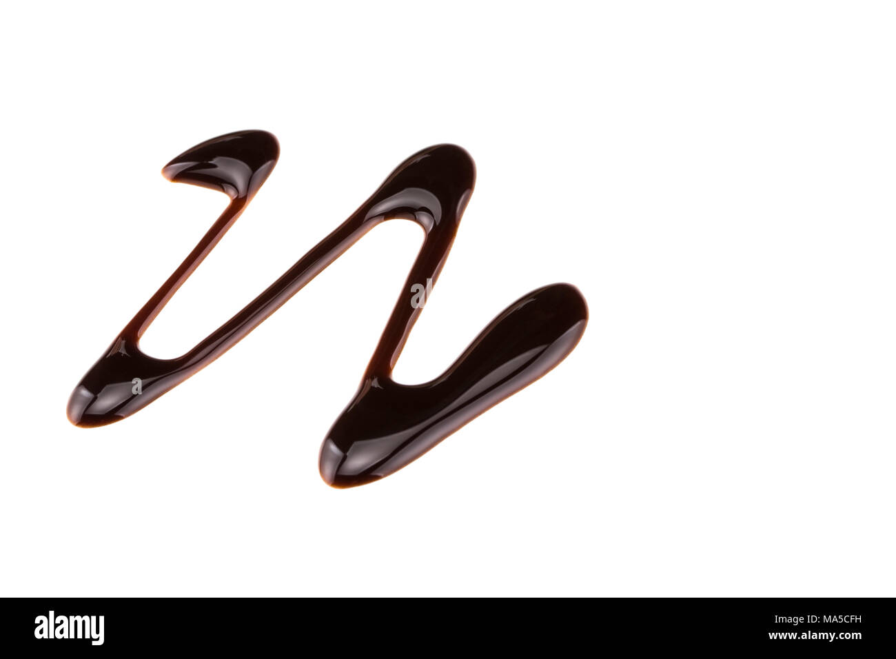 Dolce di sciroppo di cioccolato isolato su uno sfondo bianco. Foto Stock