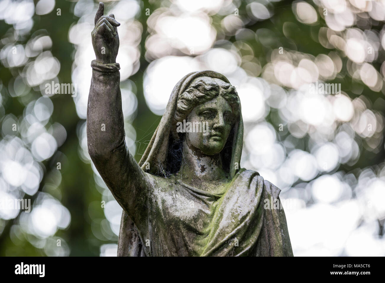 Statua femminile con il braccio sollevato, dettaglio Ohlsdorfer Friedhof (cimitero), Amburgo, Foto Stock