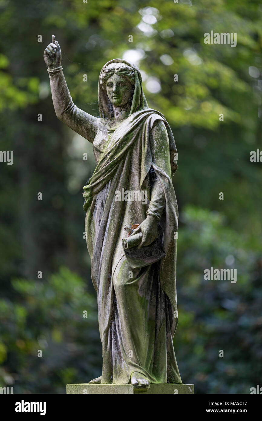 Statua femminile con il braccio sollevato, il cimitero di Ohlsdorf di Amburgo, Foto Stock