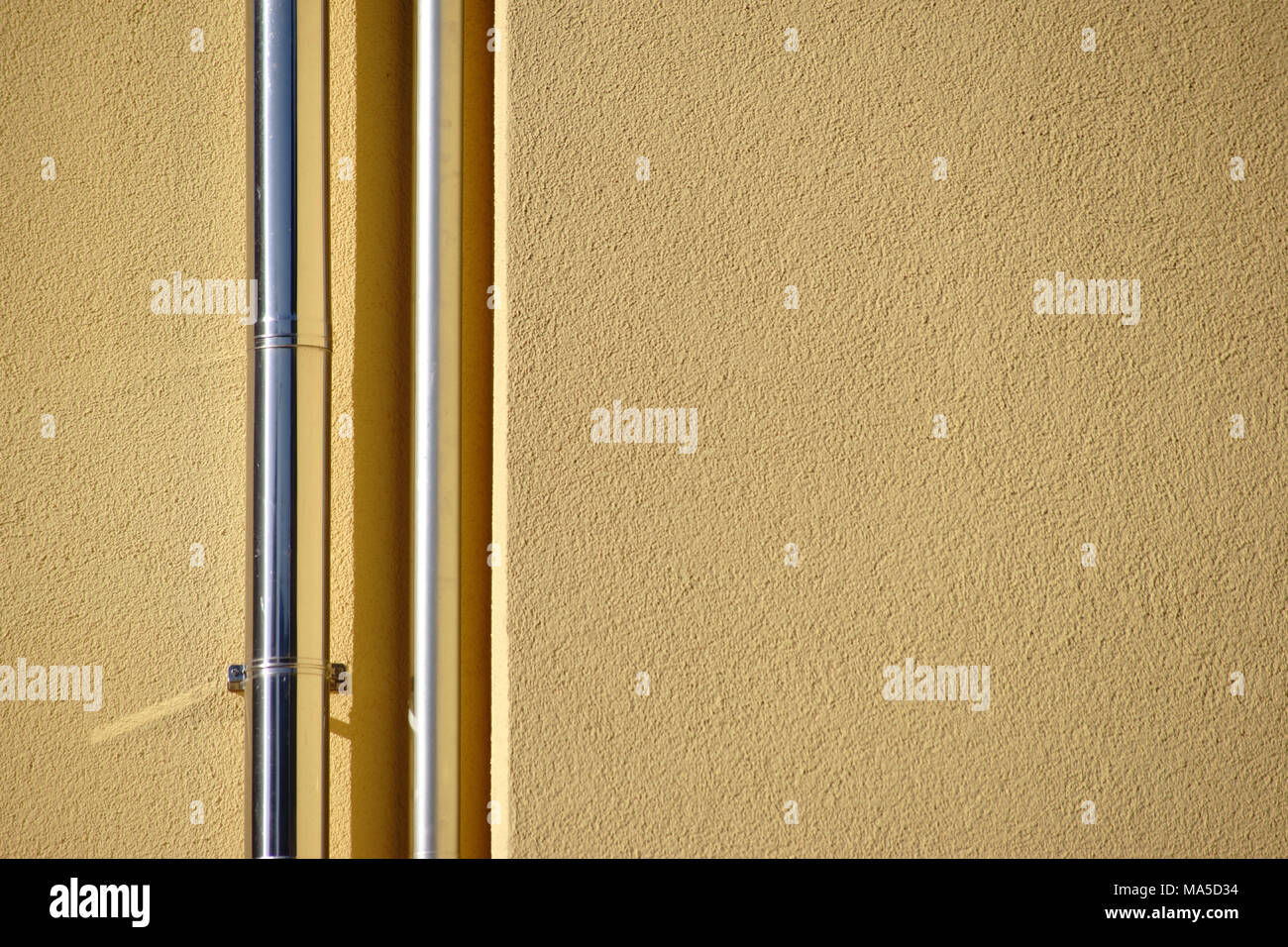 Close-up di appena installato in acciaio inox tubi di pioggia su una nuova facciata, Foto Stock