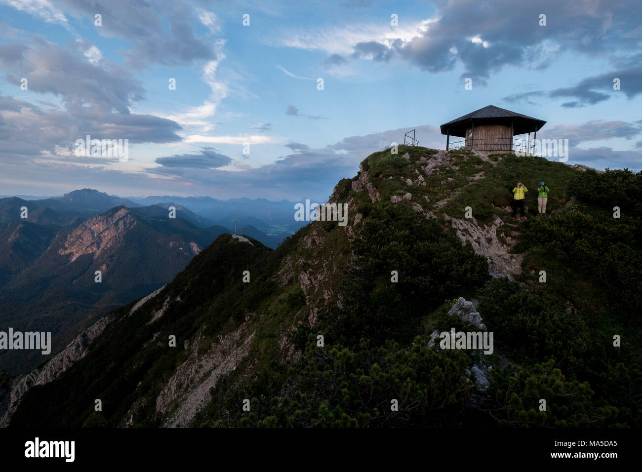 Padiglione sul vertice di Herzogstand, montagne di Walchensee, Prealpi bavaresi, Baviera, Germania Foto Stock