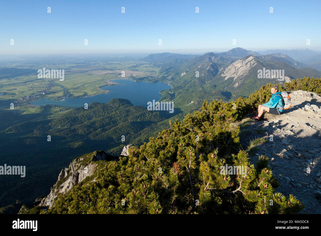 Escursionismo scena a Herzogstand con una vista del lago Kochelsee, montagne di Walchensee, Prealpi bavaresi, Baviera, Germania Foto Stock