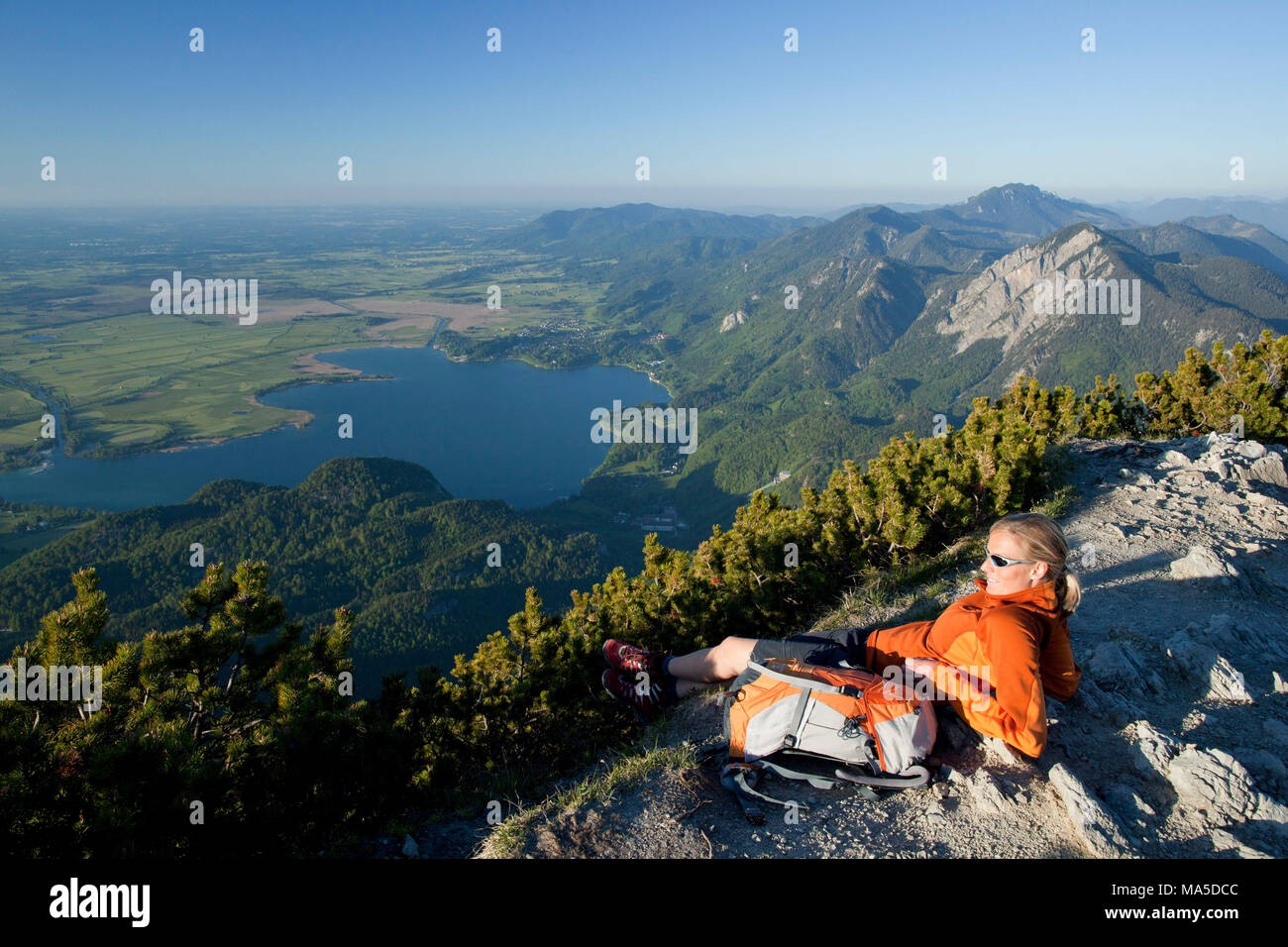 Escursionismo scena a Herzogstand con una vista del lago Kochelsee, montagne di Walchensee, Prealpi bavaresi, Baviera, Germania Foto Stock
