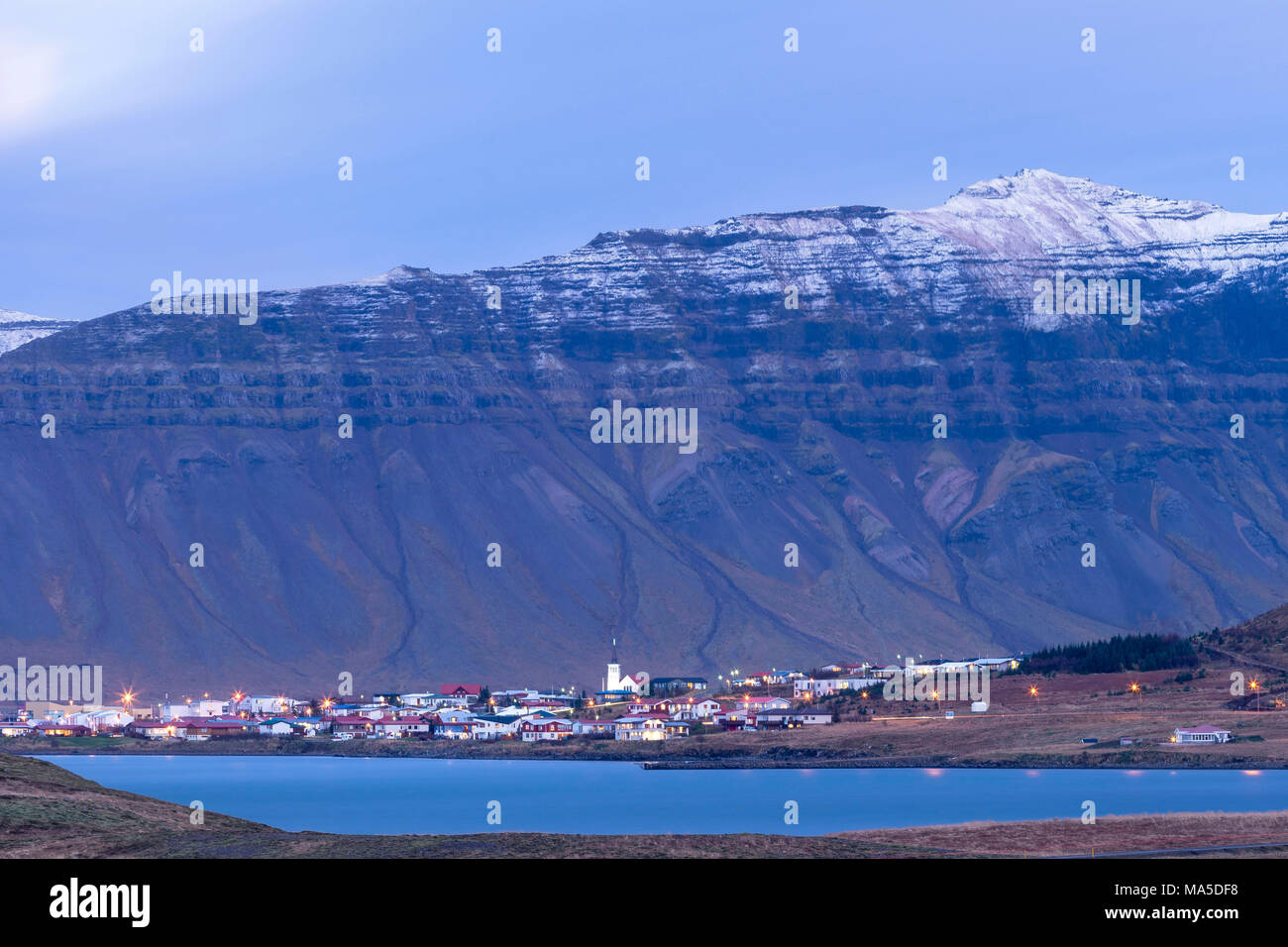 L'Europa, Nord Europa, Islanda, Snaefellsnes, Grundarfjördur, sera vista sulla baia del villaggio Grundarfjördur Foto Stock