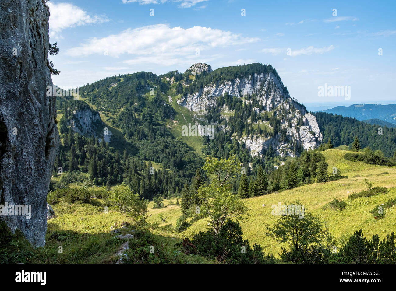 In Germania, in Baviera, bavarese Foreland alpino, Lenggries, vista la massiccia Benediktenwand (montagna) Foto Stock