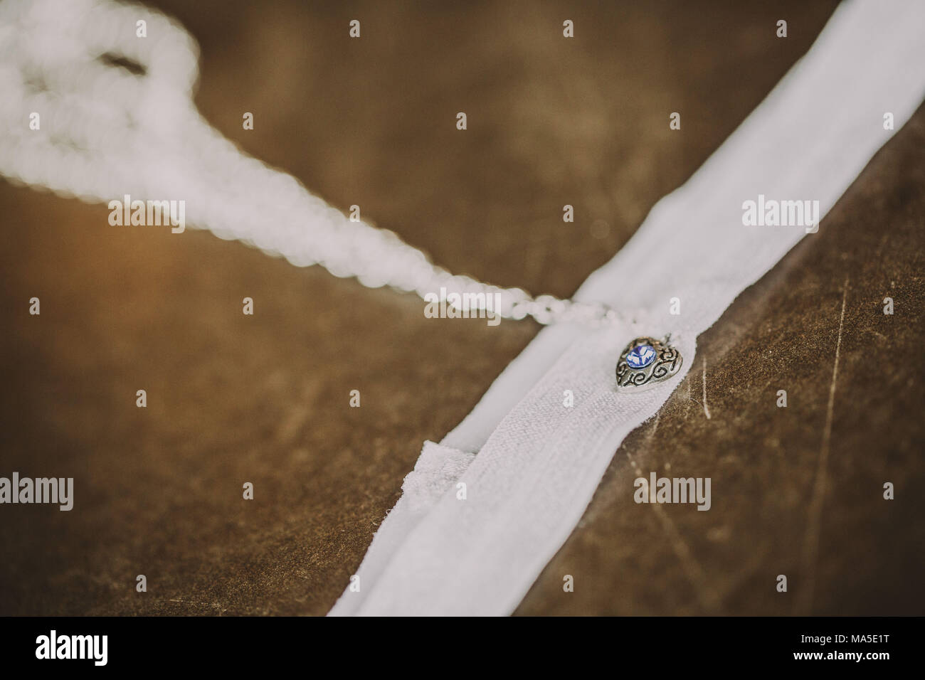 Nastro, cuore blu con strass, dettaglio, sfocatura, Foto Stock