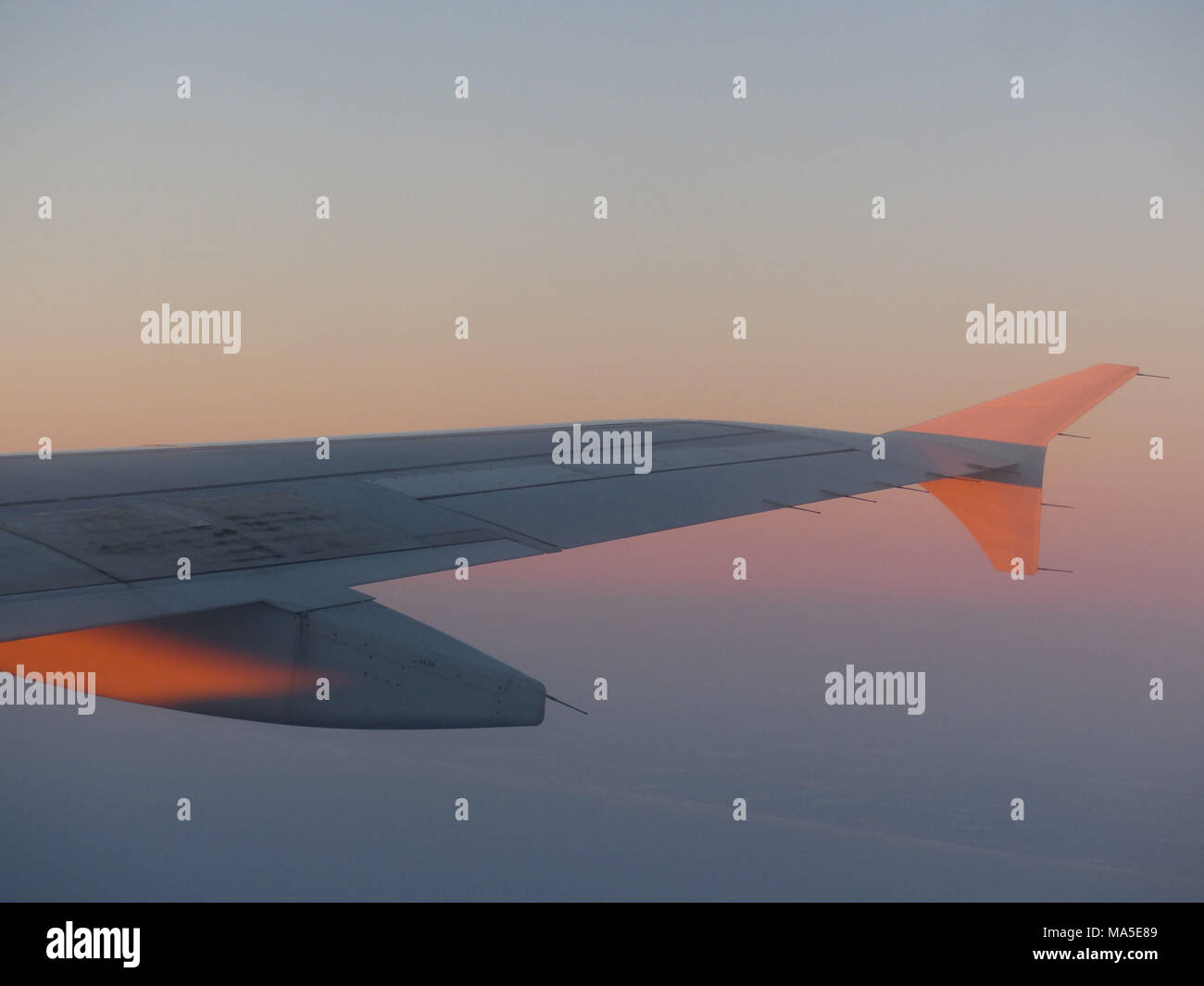 Ala di un Airbus 380 illuminato dal sole che sorge Foto Stock