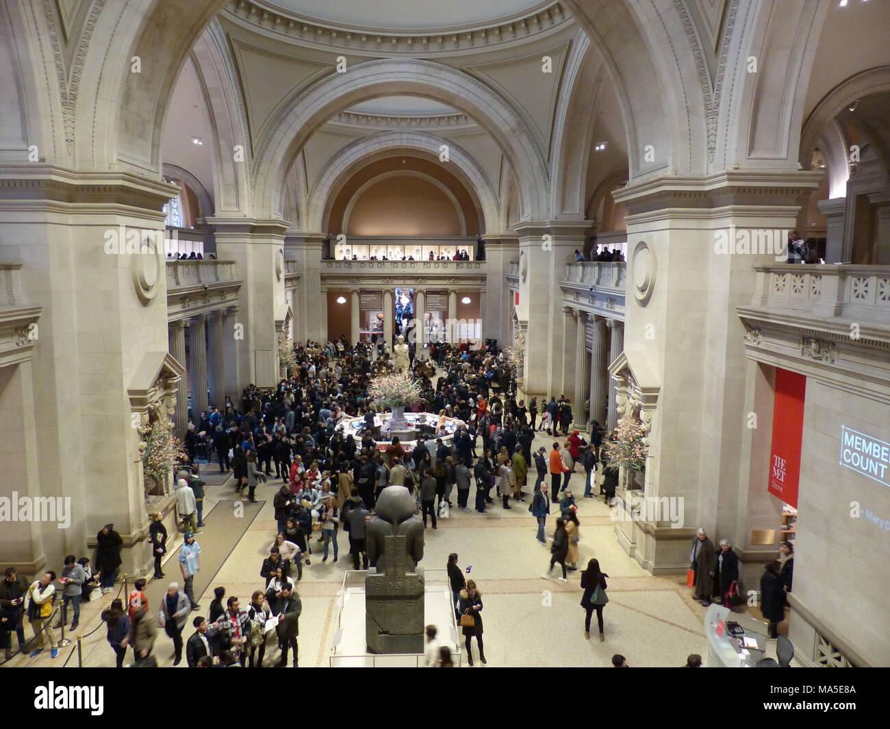 Visitatori affollano il Metropolitan Museum of Art di acquistare un biglietto, New York. Biglietti di ingresso ai musei della città, come questo sono su base volontaria, anche se il museo donazione suggerita è di $25, un penny è sufficiente per arrivare in Foto Stock