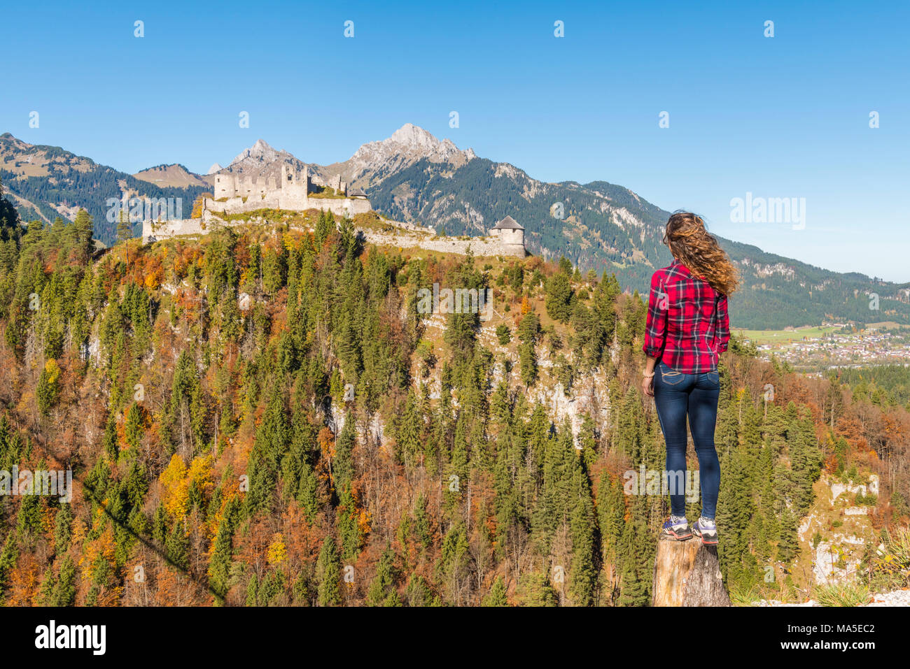Reutte, Tirolo, Austria, l'Europa. Il Castello di Ehrenberg e Highline 179, la più lunga del mondo pedonale ponte di sospensione. Una giovane donna ammirando la vista Foto Stock