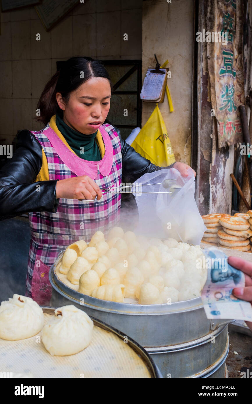 Cucina di strada, Zhongdiane, Shangri-La, nella provincia dello Yunnan in Cina, Asia, Asia, Asia orientale, Estremo Oriente Foto Stock