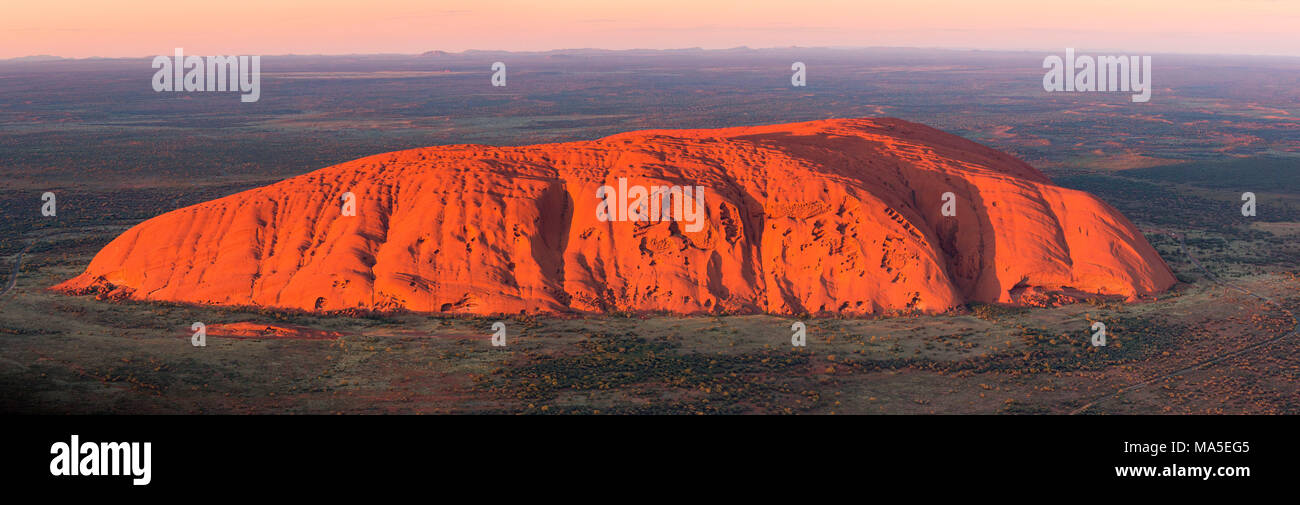 Uluru, Red Centre, Territorio del Nord, l'Australia Centrale. Vista panoramica dal di sopra Foto Stock